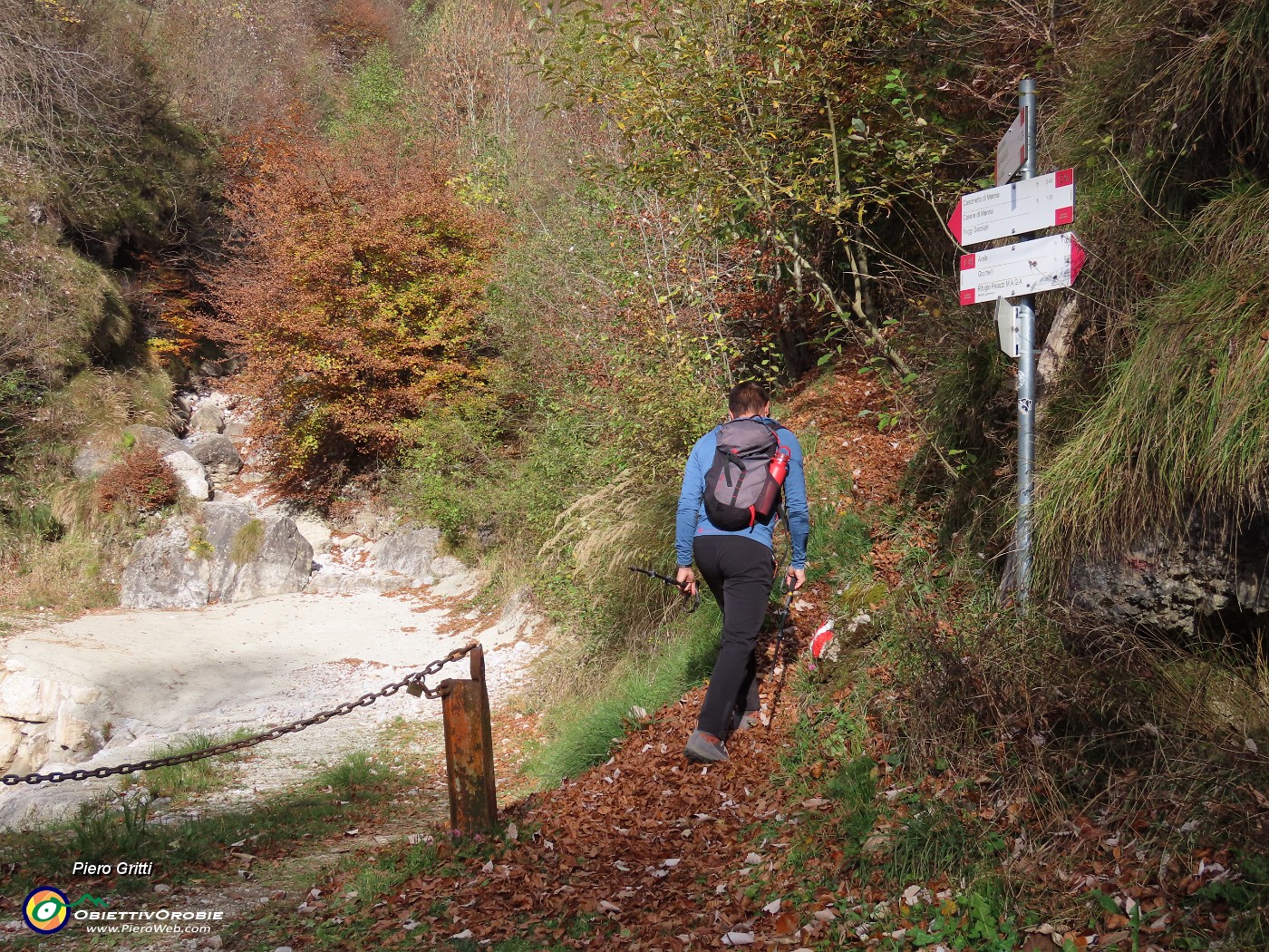 09 Saliamo sul sent. 234 a dx , scenderemo dalla stradetta agroisilvopastorale di sx.JPG